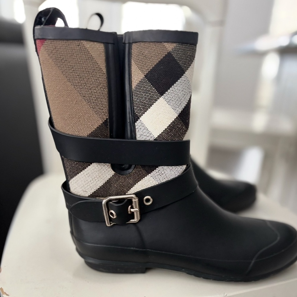 SOLD-Burberry Boots with buckle Size 38